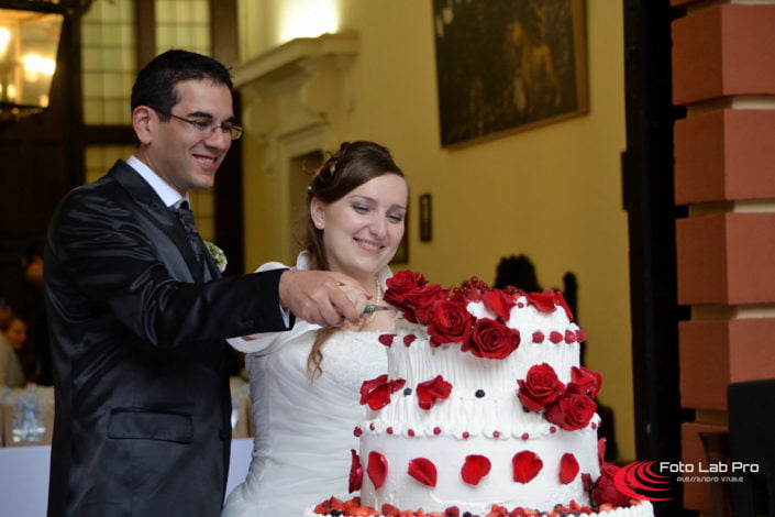 Taglio della torta Sposi Fotografo per sposi