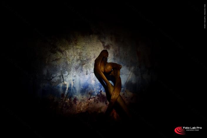 Scultura con quadro sullo sfondo Scultura Frascari