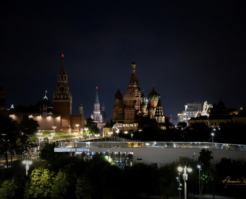 Panorama notturno di Mosca con il ponte fluttuante di Zaryadye e la Cattedrale di San Basilio illuminata