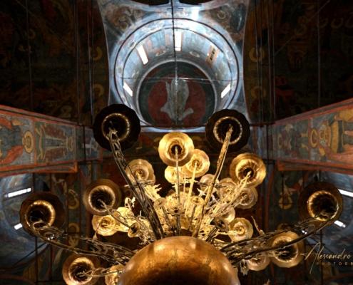 Vista dal basso del grande lampadario e dei dipinti sacri sulle pareti del Cremlino di Mosca