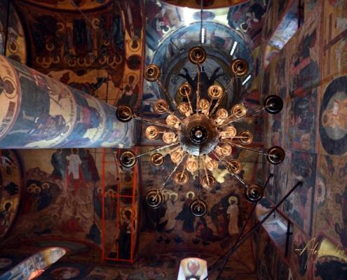 Vista prospettica dal basso degli affreschi sulle pareti e colonne della Cattedrale della Dormizione al Cremlino