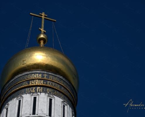 Dettaglio cupola dorata con iscrizioni e croce Cremlino di Mosca