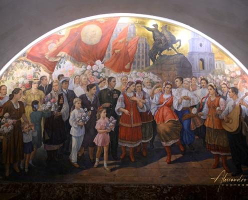 Affresco celebrativo in stile realismo sovietico con costumi tradizionali ucraini e russi