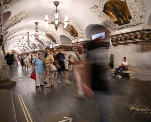 Interno monumentale della stazione della metropolitana Kievskaja a Mosca con passeggeri in movimento