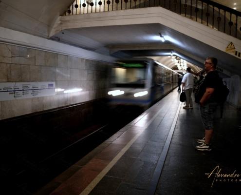 Movimento di un treno della metropolitana di Mosca con passeggeri in attesa sulla banchina storica