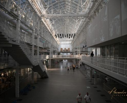 Interno del centro culturale GES-2 a Mosca progettato da Renzo Piano con struttura metallica bianca