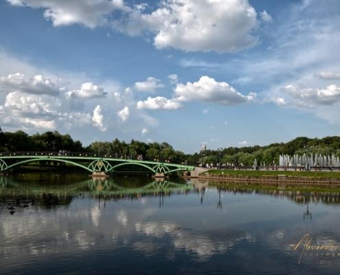 Ponte ad arco verde e fontana nel Parco Tsaritsyno a Mosca.