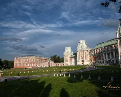 Grande Palazzo di Tsaritsyno a Mosca con facciata in mattoni rossi e dettagli bianchi