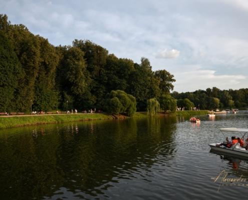 Persone in pedalò sul lago circondato da alberi nel parco di Tsaritsyno