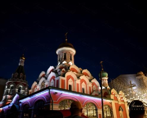 Cattedrale di Kazan' illuminata di notte sulla Piazza Rossa