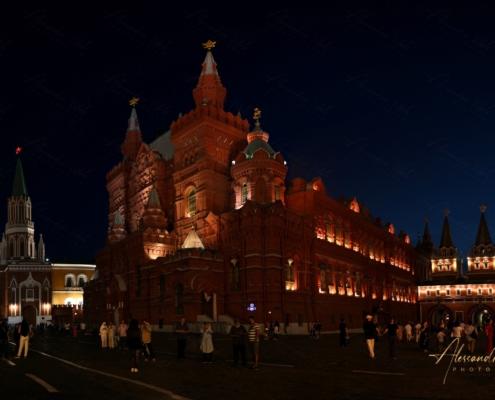 Museo Storico di Stato e Torre Nikolskaja illuminati di notte nella Piazza Rossa