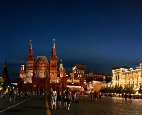 Panorama notturno della Piazza Rossa a Mosca con i magazzini GUM e il Museo Storico illuminati