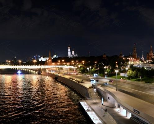 Panorama notturno del Cremlino di Mosca e del fiume Moscova con il ponte Bolshoy Kamenny illuminato