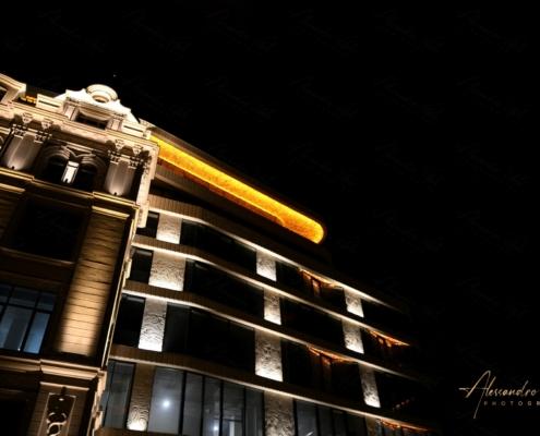 Facciata di un palazzo storico illuminato di notte a Mosca con dettagli architettonici classici