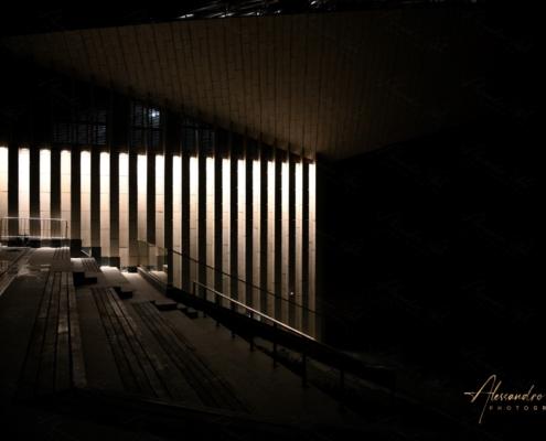 Giochi di luce e strutture geometriche moderne nell'anfiteatro del Parco Zaryadye di sera