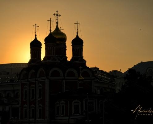 Silhouette delle cupole ortodosse della Chiesa di San Giorgio al tramonto