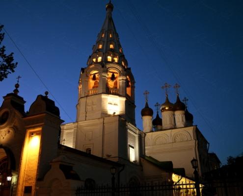 Campanile a cuspide e cupole illuminate della Chiesa della Trasfigurazione a Peski Mosca
