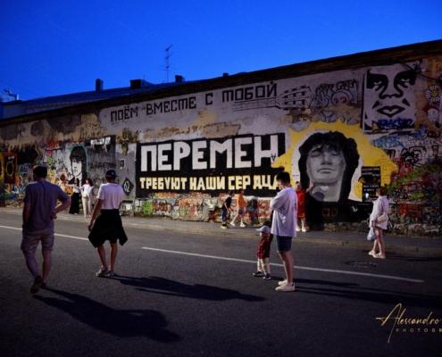 l Muro di Tsoi in via Arbat a Mosca con il murales di Viktor Tsoi e scritte in cirillico