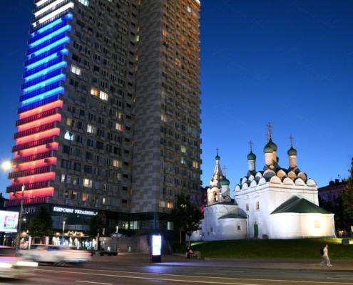 Contrasto tra architettura moderna e antica sulla via Nuova Arbat a Mosca con chiesa ortodossa bianca