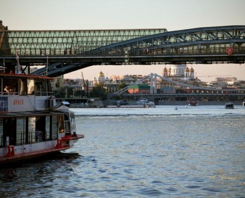 Navigazione sul fiume Moscova con Cattedrale di Cristo Salvatore sullo sfondo