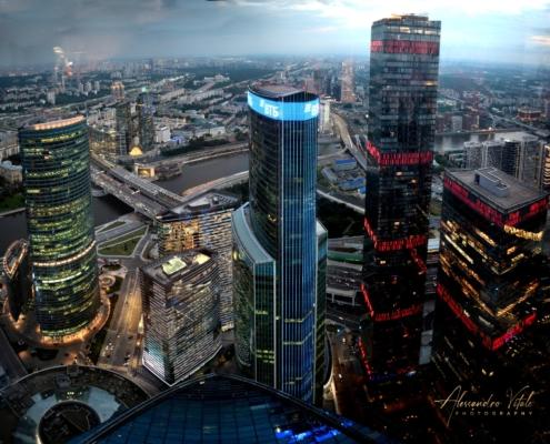 Veduta dall'alto sui grattacieli illuminati di Moscow City con il fiume Moscova