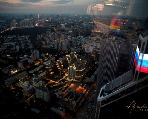 Veduta aerea notturna sulla città di Mosca dall'alto dei grattacieli di Moscow City