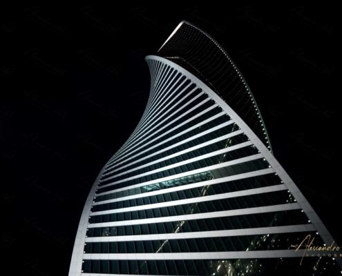 Dettaglio della struttura a spirale della Evolution Tower a Mosca sotto il cielo notturno