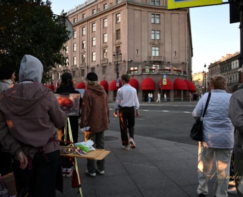 Pittori di strada che dipingono all'aperto davanti all'Hotel Astoria a San Pietroburgo