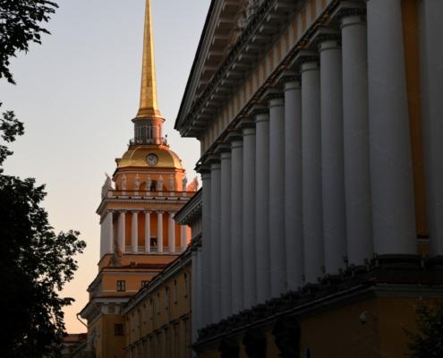 Vista prospettica dello storico palazzo dell'Ammiragliato in Russia illuminato dalla luce calda del tramonto