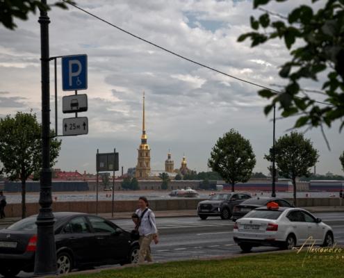 Panorama della Cattedrale di Pietro e Paolo a San Pietroburgo con auto in transito e passanti