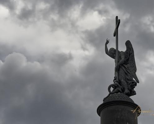 Dettaglio della scultura dell'angelo sulla sommità della Colonna di Alessandro in Piazza del Palazzo