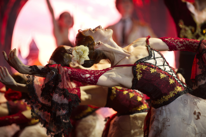 Dettaglio dei costumi tradizionali spagnoli nel balletto Don Chisciotte dell’Imperial Russian Ballet all’aperto. Dettaglio dei costumi tradizionali spagnoli nel balletto Don Chisciotte dell'Imperial Russian Ballet all'aperto.