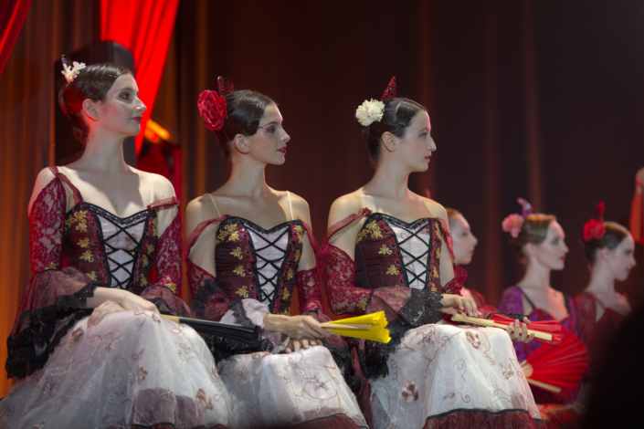 Il corpo di ballo dell’Imperial Russian Ballet schierato sul palco all’aperto di Mosca durante la coreografia. Il corpo di ballo dell'Imperial Russian Ballet schierato sul palco all'aperto di Mosca durante la coreografia.