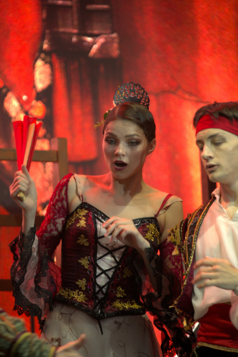 Primi ballerini dell’Imperial Russian Ballet interpretano con forte espressività la divertente scena recitata del finto suicidio di Basilio nel Don Chisciotte. Primi ballerini dell'Imperial Russian Ballet interpretano con forte espressività la divertente scena recitata del finto suicidio di Basilio nel Don Chisciotte.