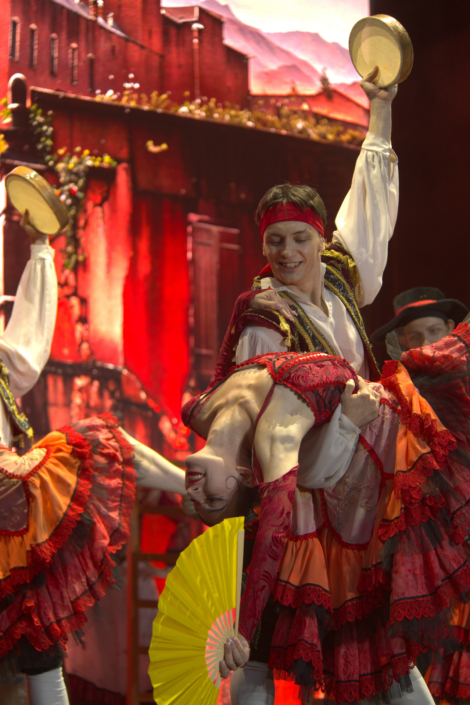 Ballerini della compagnia dell’Imperial Russian Ballet oi interpretano il celebre balletto Don Chisciotte durante il gala estivo. Ballerini della compagnia dell'Imperial Russian Ballet interpretano il celebre balletto Don Chisciotte durante il gala estivo.