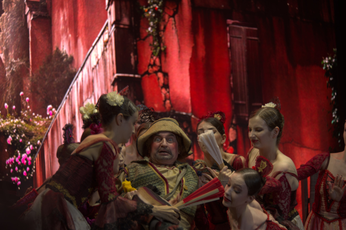 Imperial Russian Ballet si esibisce sul palco all’aperto di Gorky Park a Mosca. Il corpo di ballo dell'Imperial Russian Ballet si esibisce sul palco all'aperto di Gorky Park a Mosca.