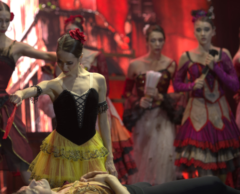 Primi ballerini dell'Imperial Russian Ballet nei ruoli di Kitri e Basilio sul palco di Parco Gorky.