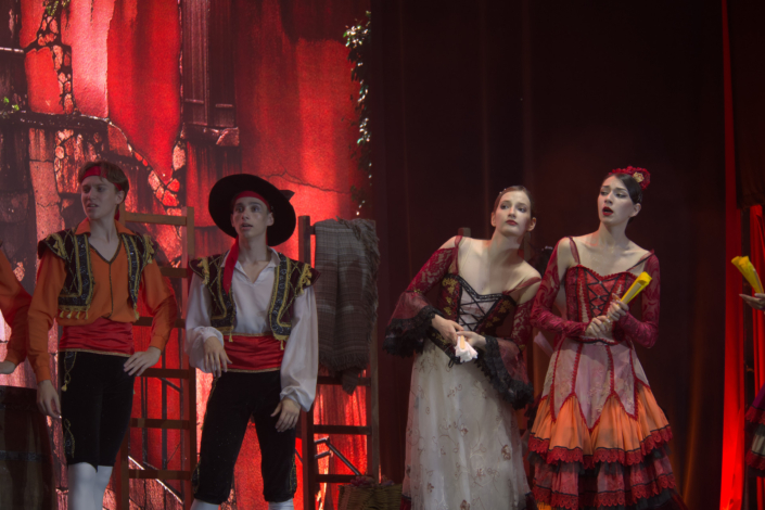 Momenti sul palcoscenico per il balletto Palcoscenico open-air sulla Pushkinskaya Naberezhnaya per il balletto dell'Imperial Russian Ballet.