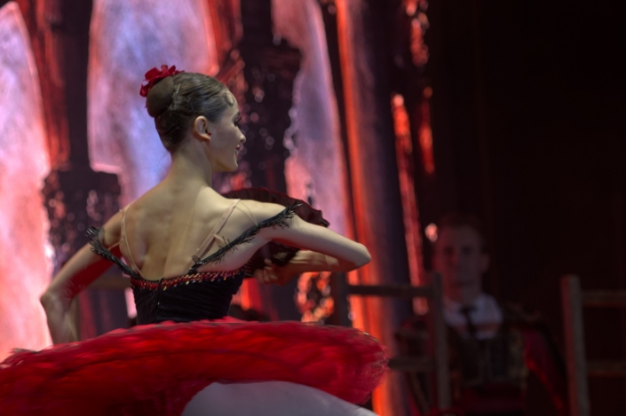Scena della festa a Barcellona. Geometrie umane perfette create dal corpo di ballo del Bolshoi durante la scena della festa a Barcellona.
