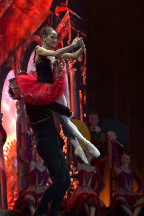 Salto acrobatico ad alta precisione eseguito dai ballerini del Bolshoi Salto acrobatico ad alta precisione eseguito dai ballerini dell'Imperial Russian Ballet